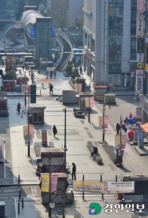 정부가 코로나19 대유행을 막기 위해 수도권의 사회적 거리두기를 2.5단계로 격상하기로 결정한 6일 오후 인천시 남동구 구월동 로데오 거리가 한산한 모습을 보이고 있다. 2020.12.6 /조재현기자 jhc@kyeongin.com