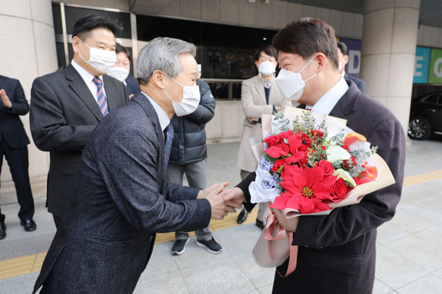 위암 수술을 받은 후 건강을 회복한 권영진(오른쪽) 대구시장이 7일 오전 18일만에 대구시청으로 출근하며 채홍호 행정부시장에게 꽃다발을 받고 있다. 김영진 기자 kyjmaeil@imaeil.com