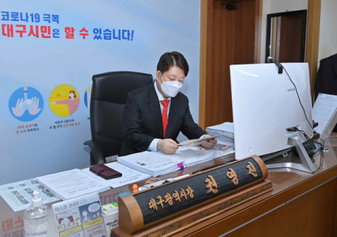 권영진 대구시장이 7일 조기위암 수술 후 18일 만에 출근했다.