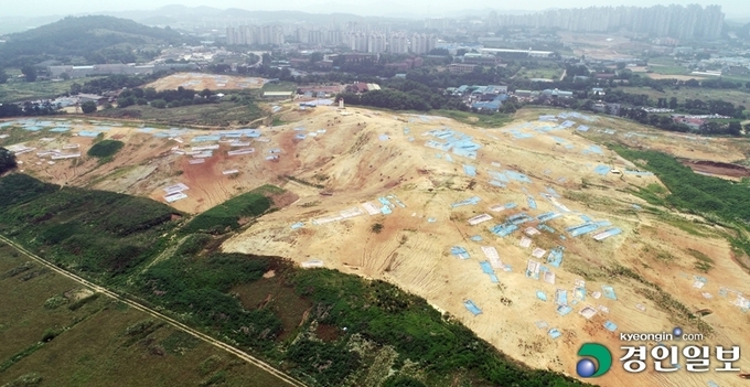 화성시 봉담읍 수영리 일대 효행지구 도시개발사업 부지 곳곳에 문화재 발굴 보호를 위해 파란 천막이 덮어져 있다. 2020.7.8 /임열수기자 pplys@kyeongin.com
