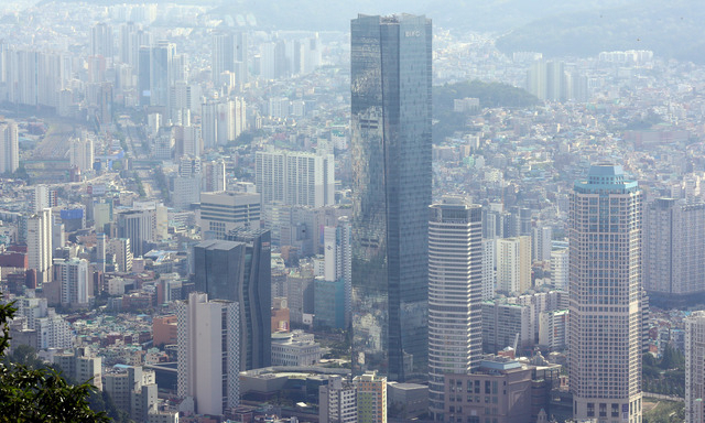 부산국제금융센터(BIFC) 최상층인 63층에 홍콩의 ‘BMI 그룹’ 등 외국계 금융사 6곳이 들어온다. 사진은 부산 문현동 BIFC 전경. 부산일보DB