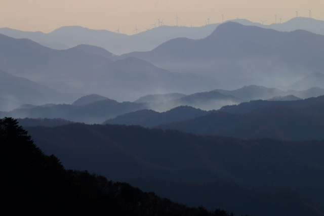 축용봉에서 본 일월산 쪽 산그리매