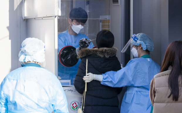 전남대병원 의료진과 환자 등 3명의 코로나19 확진자가 나온 14일 오전 광주시 동구 전남대병원 선별진료소에서 의료진과 시민들이 코로나19 진단 검사를 받고 있다. /최현배 기자choi@kwangju.co.kr