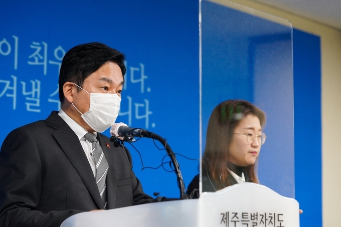 원희룡 제주지사가 15일 오전 제주도청 브리핑룸에서 제주형 사회적 거리두기 2단계 격상계획을 발표하고 있다.