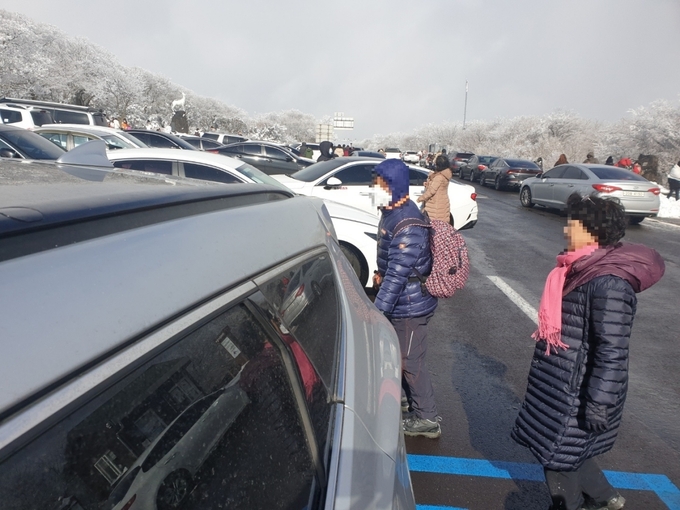 17일 한라산 1100고지 휴게소 일대가 방문객들들의 주·정차 차량으로 거대한 주차장으로 변했다.