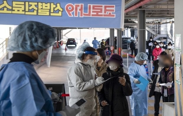 광주지역 코로나 19확진자 수가 좀처럼 줄어들지 않고 있는 가운데 17일 오후 광주시 북구선별진료소에서 시민들이 코로나19 검사를 받고 있다./최현배 기자choi@kwangju.co.kr