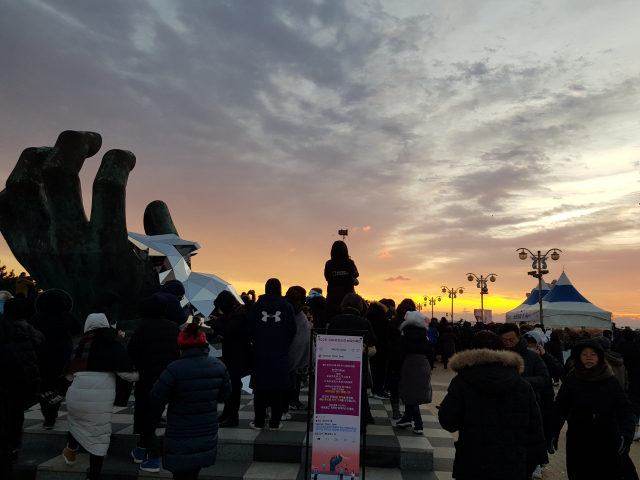 코로나19에도 불구하고 새해 일출명소에 관광객이 몰릴 것으로 예상되면서 방역당국이 긴장하고 있다. 사진은 지난 1월 1일 포항시 남구 호미곶해맞이광장에서 관광객들이 일출을 기다리고 있는 모습. 매일신문DB