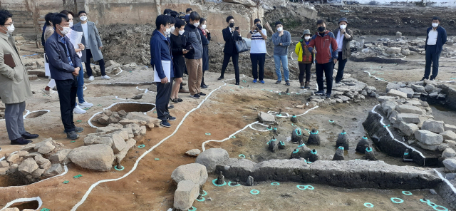 조선시대 동래읍성 관련 건물터가 발굴된 동래구 신청사 사업 부지. 지난 10월 15일 문화재청 2차 전문가 검토회의 때 현장 공개 모습. 부산일보DB