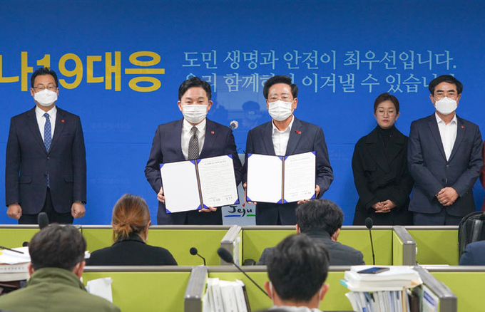 지난 11일 공동 합의문을 발표하는 원희룡 지사와 좌남수 의장.