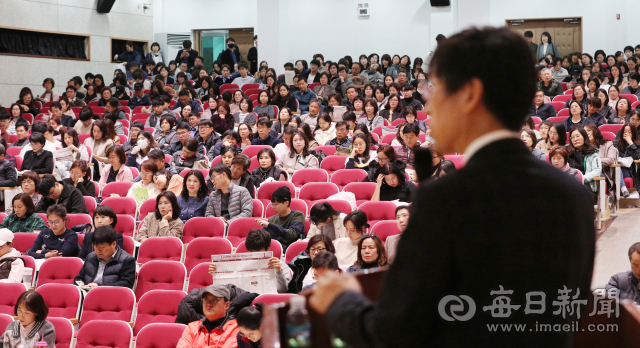 23일 2021학년도 수능시험 성적 통지표가 수험생들에게 배부된다. 이를 제대로 분석, 정시모집 전략을 다듬어야 할 때다. 지난해 지역 한 고교에서 열린 수능 가채점 결과 분석 설명회 모습. 매일신문 DB