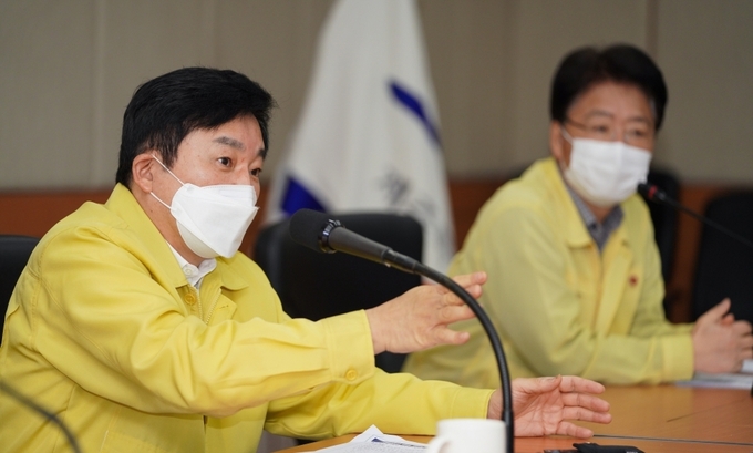 원희룡 지사가 23일 제주도청에서 코로나19 대응사항 점검회의를 갖고 있다.
