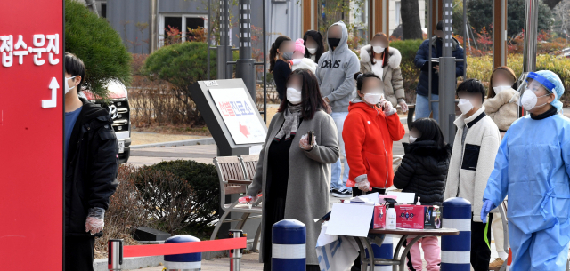 도내 코로나19 확산세가 계속되는 가운데 23일 오후 창원시보건소 선별진료소에 검사를 기다리는 시민들이 줄서있다./성승건 기자/