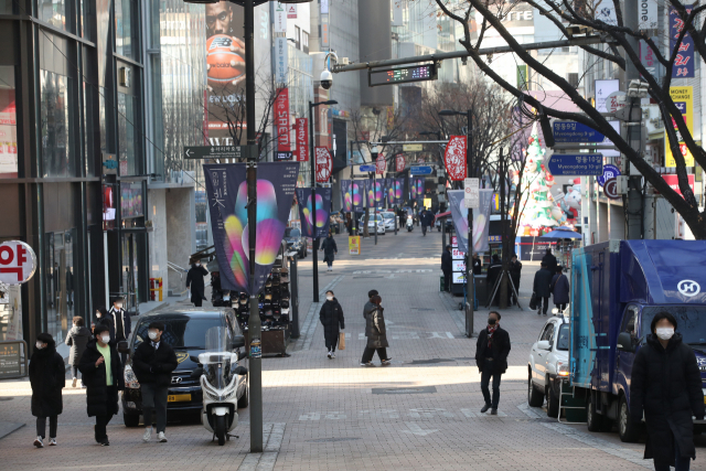 수도권에 대한 '5인 이상 모임'을 금지하고, 성탄절과 새해 연휴 방역관리가 강화될 것으로 보인다. 21일 중앙사고수습본부는 코로나19 백브리핑에서