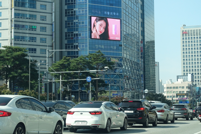 대구서도 '부르즈 칼리파'에 뜬 방탄소년단 뷔 생축 메시지 본다. 사진은 영상이 공개될 (주)반월영남미디어 전광판.