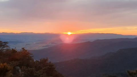 경주 남산에서 바라본 일출 모습. 경주국립공원사무소 제공
