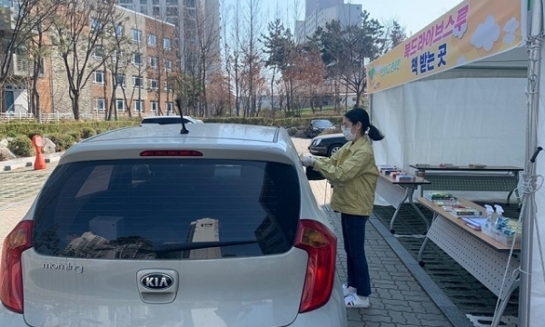 군산시립도서관 '북드라이브스루'