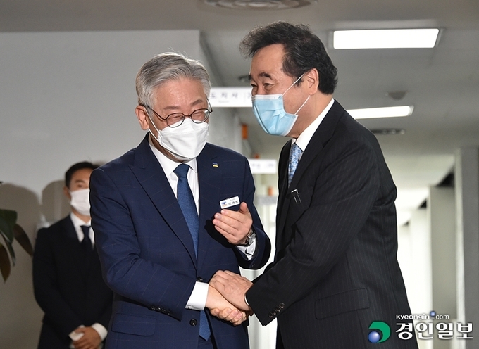여권 차기 대선주자 '투톱'으로 꼽히는 이재명 경기도지사와 이낙연 더불어민주당 의원이 30일 오전 경기도청 접견실에서 만나 이야기를 나누고 있다. 2020.7.30 /김금보기자 artomate@kyeongin.com