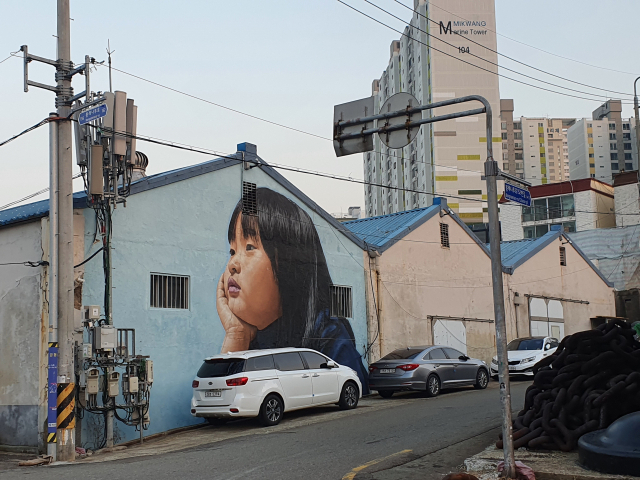영도구 봉래동 창고군 일대의 변화가 심상치 않다. 봉래동 한 물류창고에 그려진 그림. 조영미 기자