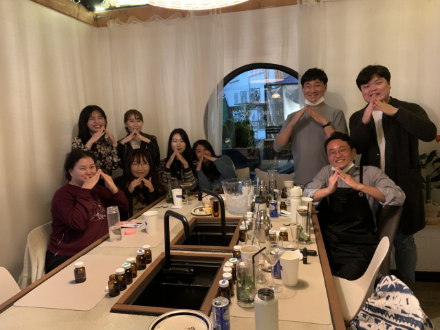 ‘청마가옥’에서 열린 칵테일 체험 모습. 봉산마을 도시재생현장지원센터 제공