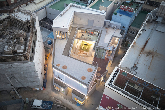 낡은 집 6채를 매입해 삼진식품이 만든 ‘AREA6’ 모습. 중정을 비워 건물이 둘러싸는 구조로 지었다. 삼진이음·가가호호건축사무소 제공