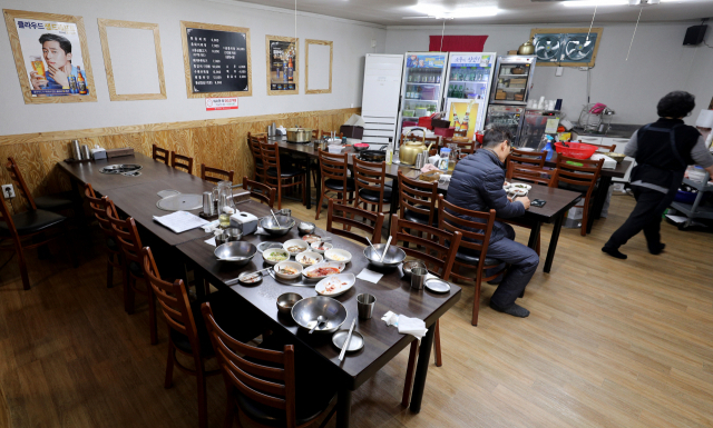 전국 식당 5인 이상 집합금지 시행 첫날인 지난달 24일 오후 대구 중구의 한 식당이 썰렁한 모습을 보이고 있다. 김영진 기자 kyjmaeil@imaeil.com