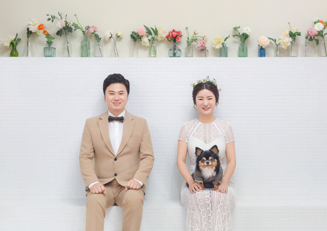 신랑 이태주 군과 신부 김혜진 양 그리고 반려견인 6살 쫑아.