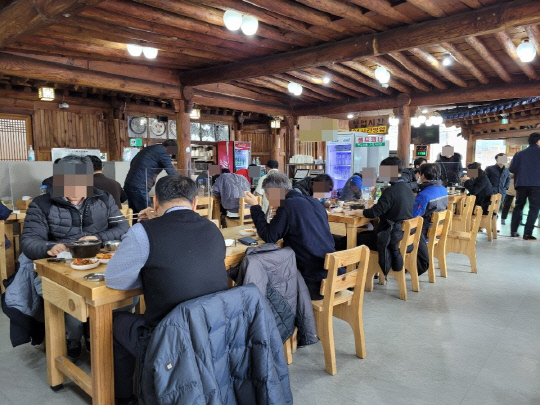 5일 오전 11시 30분쯤 대전 서구 한 식당이 손님들로 문전성시를 이루고 있다. 강정의 기자