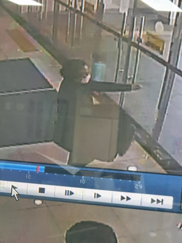 절도 혐의범이 지난 1일 부산의 한 복합상가에서 옷을 훔쳐 나가는 CCTV 영상. 독자 제공