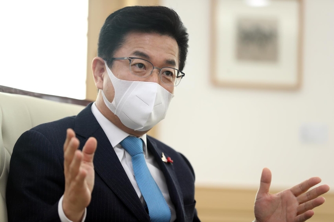 허태정 대전시장이 정치권을 달구고 있는 재난지원금 지급 방식에 대한 입장을 밝히고 있다. 신호철 기자
