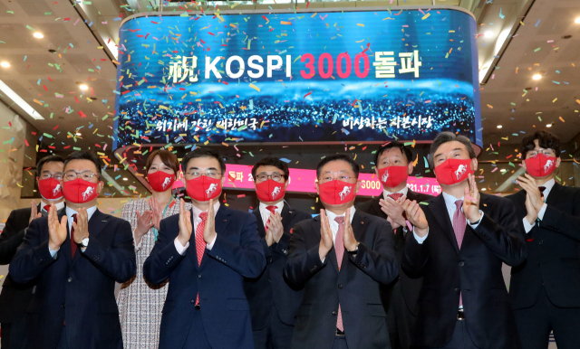 7일 오후 서울 여의도 한국거래소 로비에서 코스피 3000돌파 축하행사가 열리고 있다. 앞줄 왼쪽부터 정일문 한국투자증권 대표이사, 손병두 한국거래소 이사장, 나재철 금융투자협회장, 박현철 부국증권 대표이사. 김종호 기자 kimjh@