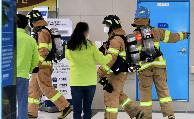 지난 8일 창원시 의창구 한 병원의 화재감지기 오작동으로 출동한 북면 119안전센터 소방대원들이 혹시 모를 화재 요인이 있는지 확인하고 있다./성승건 기자/