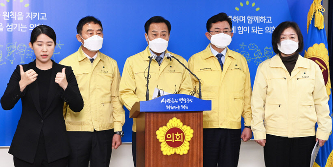 11일 오후 경기도의회 브리핑룸에서 장현국 경기도의회 의장 등이 제2차 경기도 재난기본소득 지급을 집행부에 공식 제안하는 기자회견을 갖고 있다. 왼쪽부터 진용복 부의장, 장현국 의장, 박근철 도의회 더불어민주당 대표의원, 문경희 부의장. 2021.1.11 /경기사진공동취재단