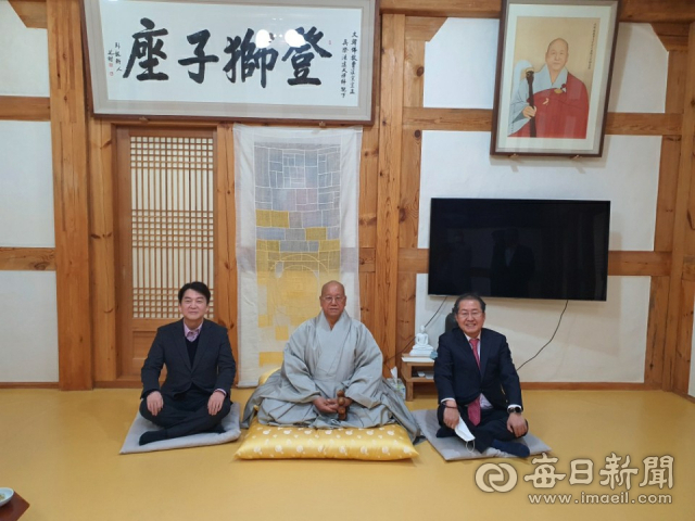 안철수 국민의당 대표와 홍준표 전 자유한국당 대표가 11일 대한불교조계종 종정 진제 스님(가운데)을 한날 한시에 전격 예방했다. 두 사람은 '신년인사 시간이 겹쳤을 뿐, 조율된 만남은 아니다"라고 밝혔다. 정순천 전 대구시의원 제공
