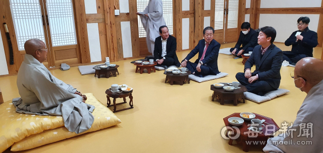 안철수 국민의당 대표와 홍준표 전 자유한국당 대표가 11일 대한불교조계종 종정 진제 스님(왼쪽)을 한날 한시에 전격 예방했다. 두 사람은 '신년인사 시간이 겹쳤을 뿐, 조율된 만남은 아니다"라고 밝혔다. 정순천 전 대구시의원 제공