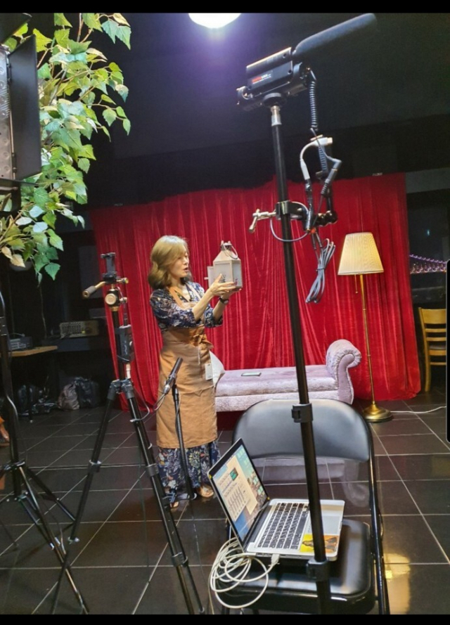 연극 ‘맥베드 부인의 내조’를 온라인 스트리밍하는 장면. 예술은 공유다 제공