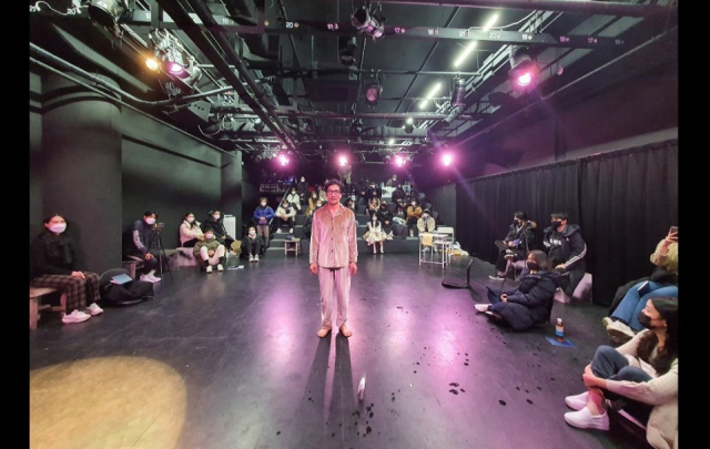 연극 ‘SELF PORTRAIT’ 공연 직후 장면. 관객이 360도로 둘러앉아 공연을 직접 촬영하고, 이를 실시간 스트리밍했다. 예술은 공유다 제공