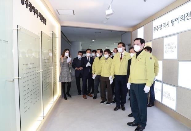 4일 오전 시청 1층 시민홀에서 열린 광주시 명예의 전당 제막식에서 참석자들이 명예의 전당 내부를 둘러보고 있다.