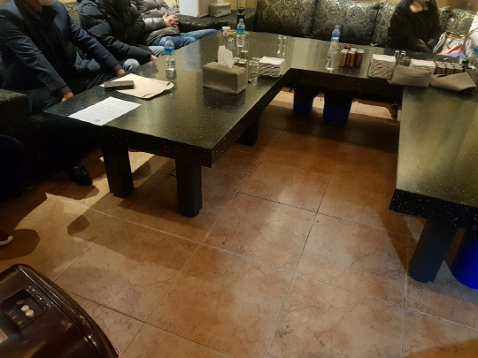 15일 오후 유성구 한 유흥주점에 업소대표들이 모여 향후 중대본 거리두기 발표에 따른 대응책에 대해 논의하고 있다. 사진=박상원 기자