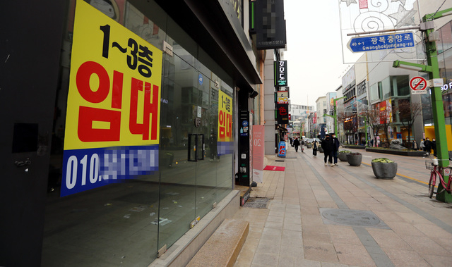 코로나19의 장기화로 자영업자들이 큰 타격을 입고 있는 걸 보여주는 듯 부산 중구 광복동의 한 상가 건물에 임대 안내문이 붙어 있다. 부산일보 DB