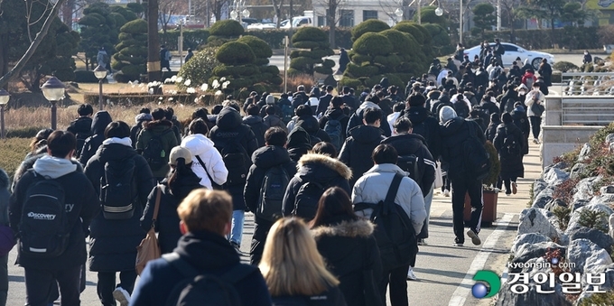 20일 오후 인천시 미추홀구 인하대학교에서 '2021학년도 수시모집 자연계열 논술고사'를 마친 수험생들이 고사장을 나서고 있다. 2020.12.20 /조재현기자 jhc@kyeongin.com