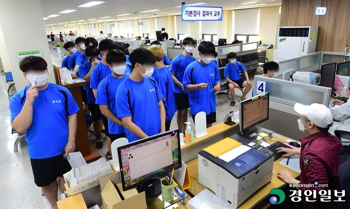 수원시 경인지방병무청에서 입영대상자들이 마스크를 쓴 채 징병신체검사를 받고 있다. 2020.2.3 /김금보기자 artomate@kyeongin.com