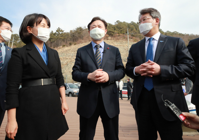 21일 부산 강서구 대항전망대에서 변성완 부산시장 대행이 오는 4월 부산시장 보궐선거에 출마하는 더불어민주당 김영춘, 박인영 예비후보(오른쪽부터)와 이야기 나누고 있다. 김경현 기자 view@