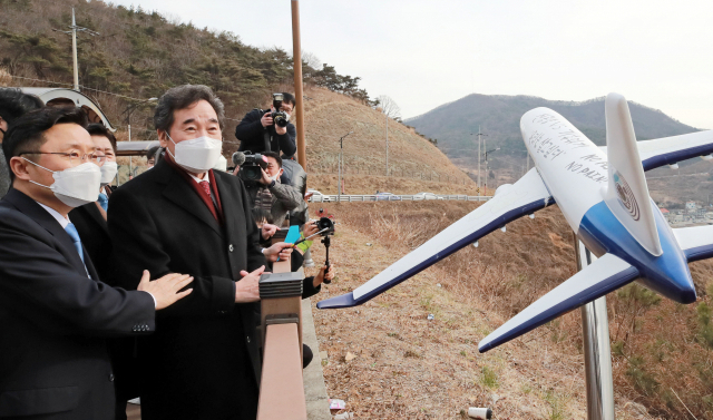 이낙연 더불어민주당 대표가 21일 부산 강서구 대항전망대를 방문, 변성완 부산시장 권한대행, 부산시장 보선 출마 선언 예비후보 등과 가덕신공항 예정지를 둘러보고 있다. 김경현 기자 view@