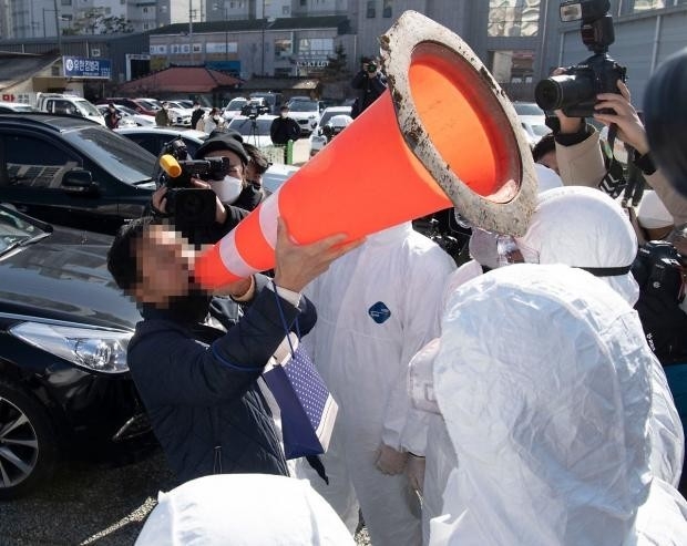 100명 이상의 코로나19 집단 확진자가 발생한 광주 광산구 운남동 소재 한마음교회가 운영하는 광주TCS 국제학교 앞에서 인근 주민이 방역을 무시한 교회와 국제학교 측에 강력하게 항의하고 있다. /최현배 기자 choi@kwangju.co.kr