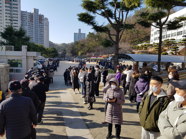 27일 오전 포항시 북구 우현동 유성여고 '우창동 진료소'에 코로나19 검사를 기다리는 시민들의 줄이 끝없이 이어져 있다. 배형욱 기자