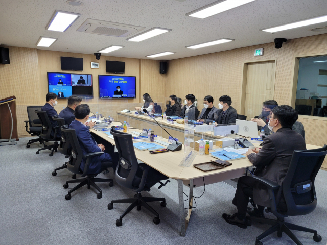 도는 29일 부산·울산·경남연구원이 공동으로 연구 중인 ‘동남권 발전계획 수립’ 연구용역 제2차 중간보고회를 개최했다./경남도/