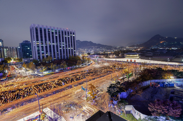 지난 2016년 11월 12일 서울 광화문 광장에서 열린 ‘박근혜 퇴진 궐기대회’ 모습. 당시 진행된 촛불혁명은 이듬해인 2017년 대선을 앞당기는 촉매제가 됐다.