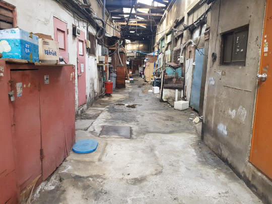 1일 오전 대전 중구 은행1구역 재개발정비사업 부지에 주거지들이 몰려있는 가운데 대부분 시설들이 낡은 상태로 방치돼 있다. 사진=박상원 기자