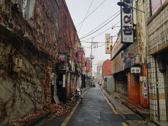 1일 오전 대전 중구 은행1구역 재개발정비사업 부지에 오래된 여관 등 상업시설이 영업을 멈췄다. 사진=박상원 기자