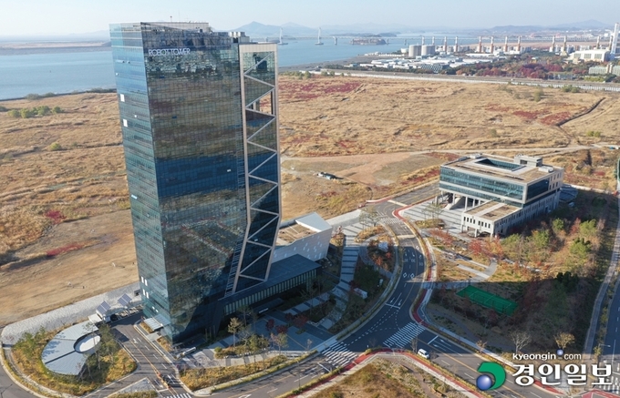 사진은 23층 로봇타워와 5층 규모의 로봇 R&D 센터만 운영되고 있는 로봇랜드 부지. /경인일보DB